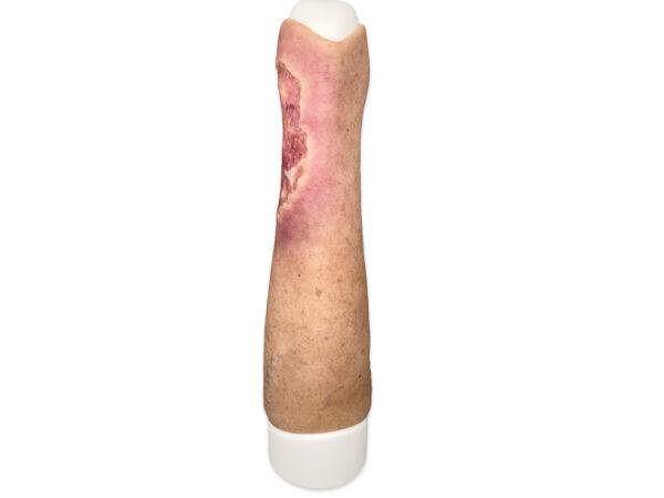 Das Wundmodell „Sleeve Bein mit Ulcus Cruris“ von MEDICAL FX Germany aus hochwertigem Silikon ermöglicht eine blitzschnelle Anwendung auf Trainingsphantomen. Diese praktische Kons…