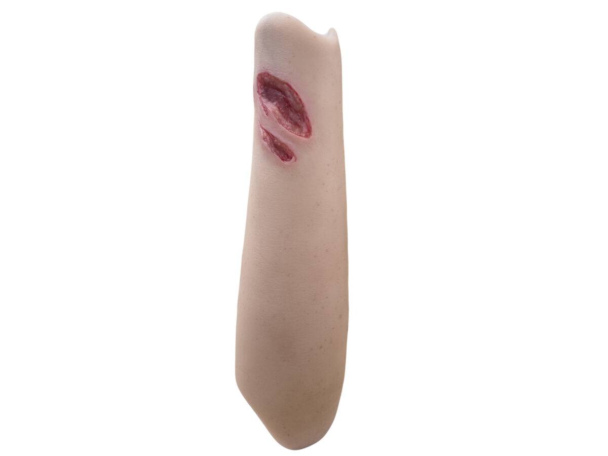 Der „Sleeve Arm mit Risswunde“ von MEDICAL FX Germany ist ein Modell zum Überstülpen, das eine detaillierte Risswunde darstellt und speziell für die Ausbildung in der Wundversorgu…
