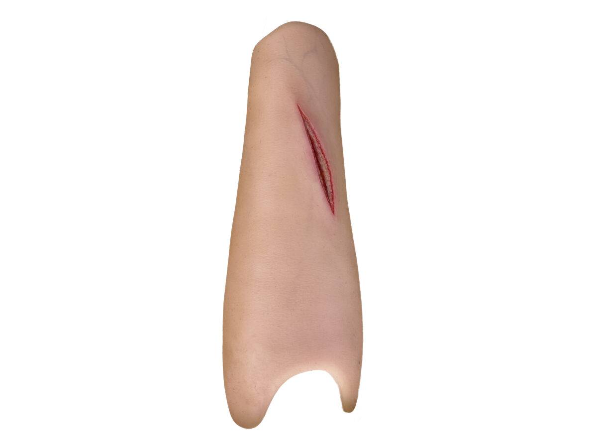 Der „Sleeve Arm mit Schnittwunde“ von MEDICAL FX Germany stellt eine realistische Schnittwunde dar, die detailliert nachgebildet ist, um die Anforderungen an eine effektive Wundbe…