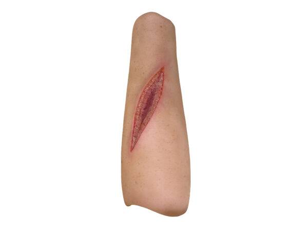 Der „Sleeve Arm mit Schnittwunde“ von MEDICAL FX Germany stellt eine realistische Schnittwunde dar, die detailliert nachgebildet ist, um die Anforderungen an eine effektive Wundbe…