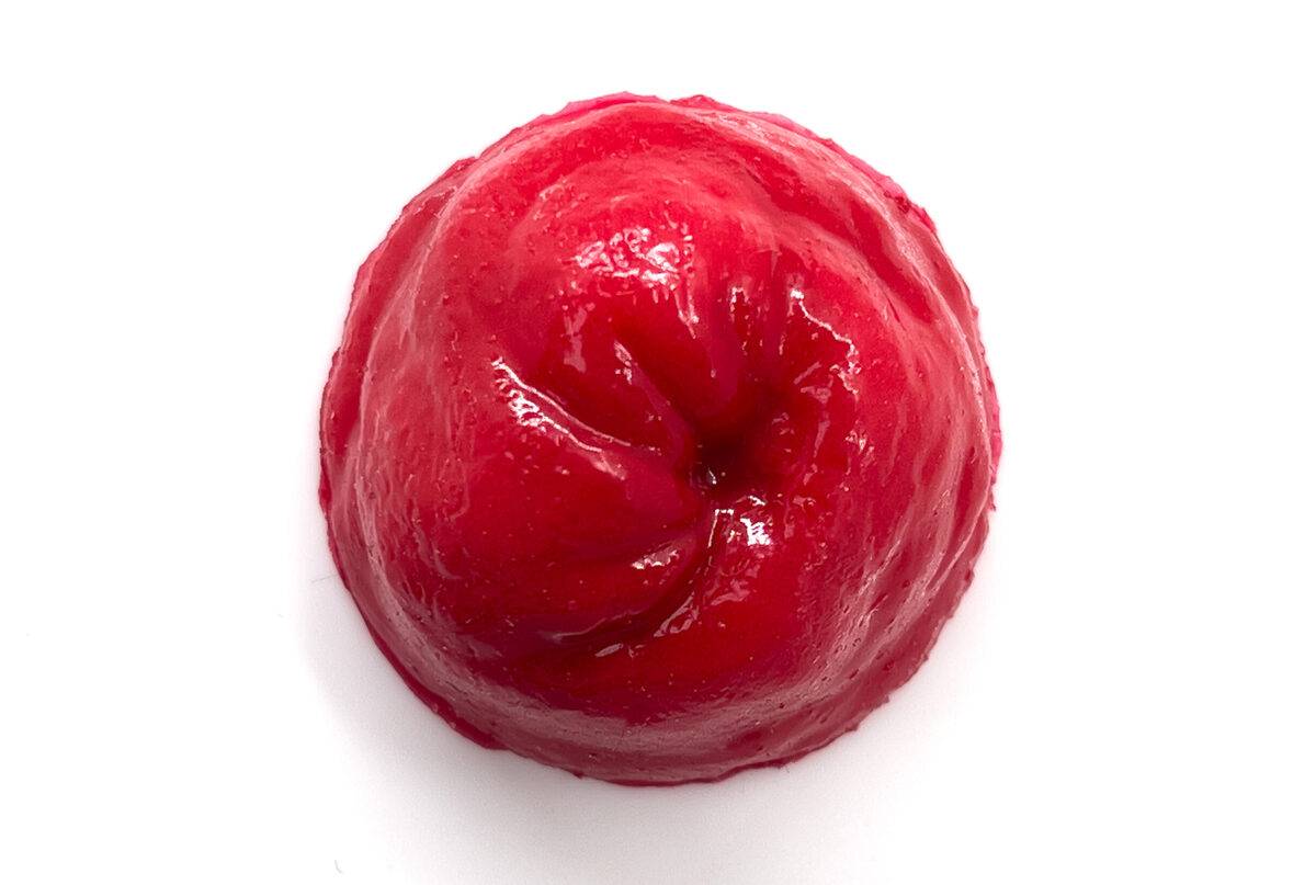 Das Modell „Sticket Stomaausbuchtung“ von MEDICAL FX Germany ist ein detailgetreuer Nachbau eines Stoma-Ausgangs. Das Modell haftet ohne zusätzlichen Klebstoff auf glatten Oberflä…