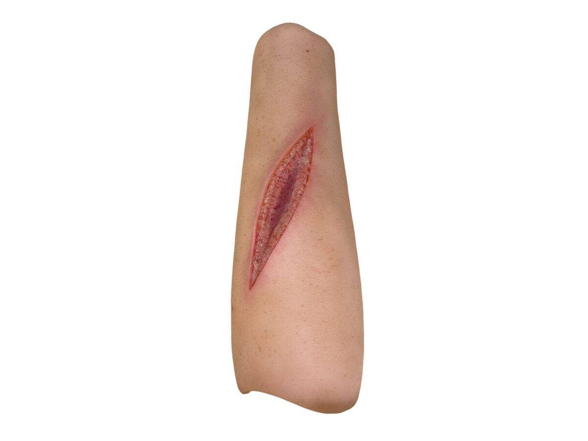 Der „Sleeve Arm mit Schnittwunde“ von MEDICAL FX Germany stellt eine realistische Schnittwunde dar, die detailliert nachgebildet ist, um die Anforderungen an eine effektive Wundbe…