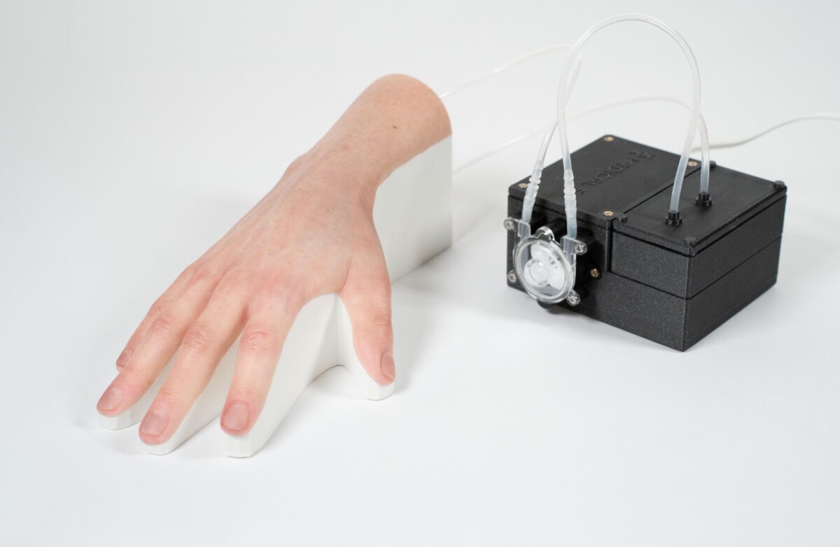 Injektionstrainer Hand mit simulierter Blutzirkulation