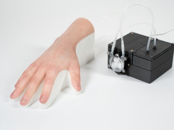 Injektionstrainer Hand mit simulierter Blutzirkulation