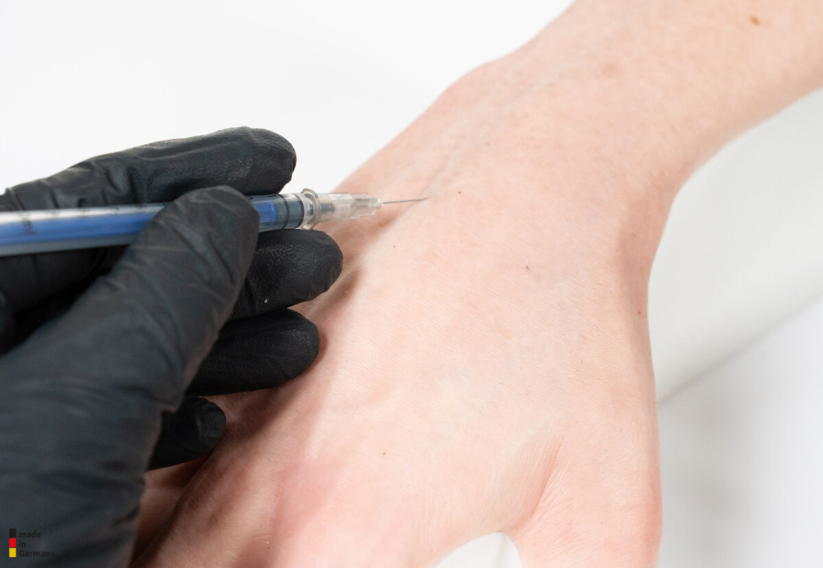 Injektionstrainer Hand mit simulierter Blutzirkulation